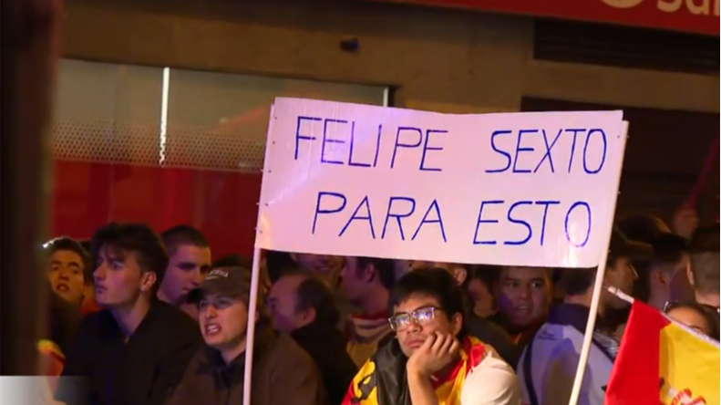 Más de mil personas protestan por décima noche delante de la sede del PSOE en Ferraz