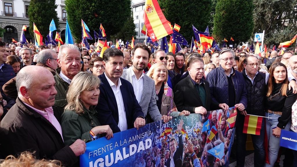 Masiva afluencia en la manifestación del PP en Oviedo contra la amnistía y la investidura de Sánchez