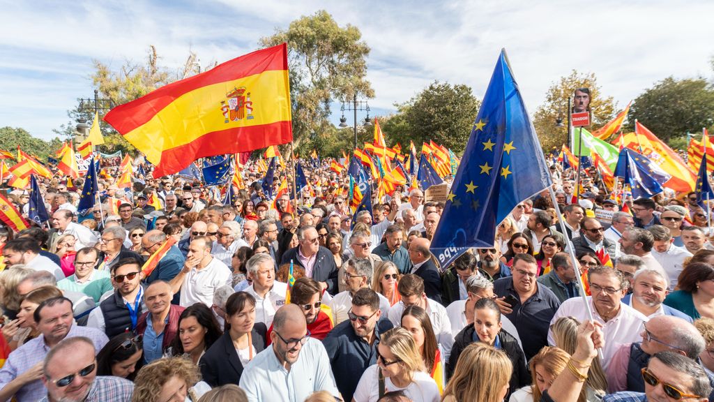 Miles de manifestantes durante una concentración contra la amnistía, a 12 de noviembre de 2023, en Valencia