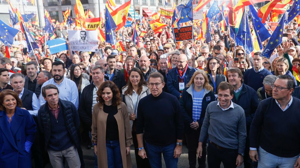 Miles de personas abarrotan el centro de Madrid en protesta por los pactos de investidura