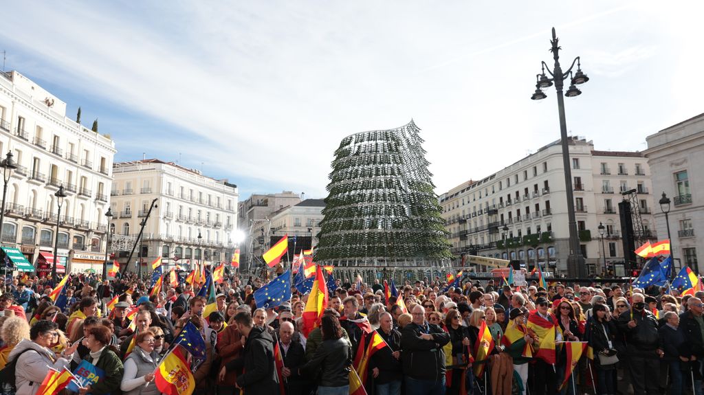 Numerosas personas se concentran en las capitales de provincia de España en contra de la amnistía