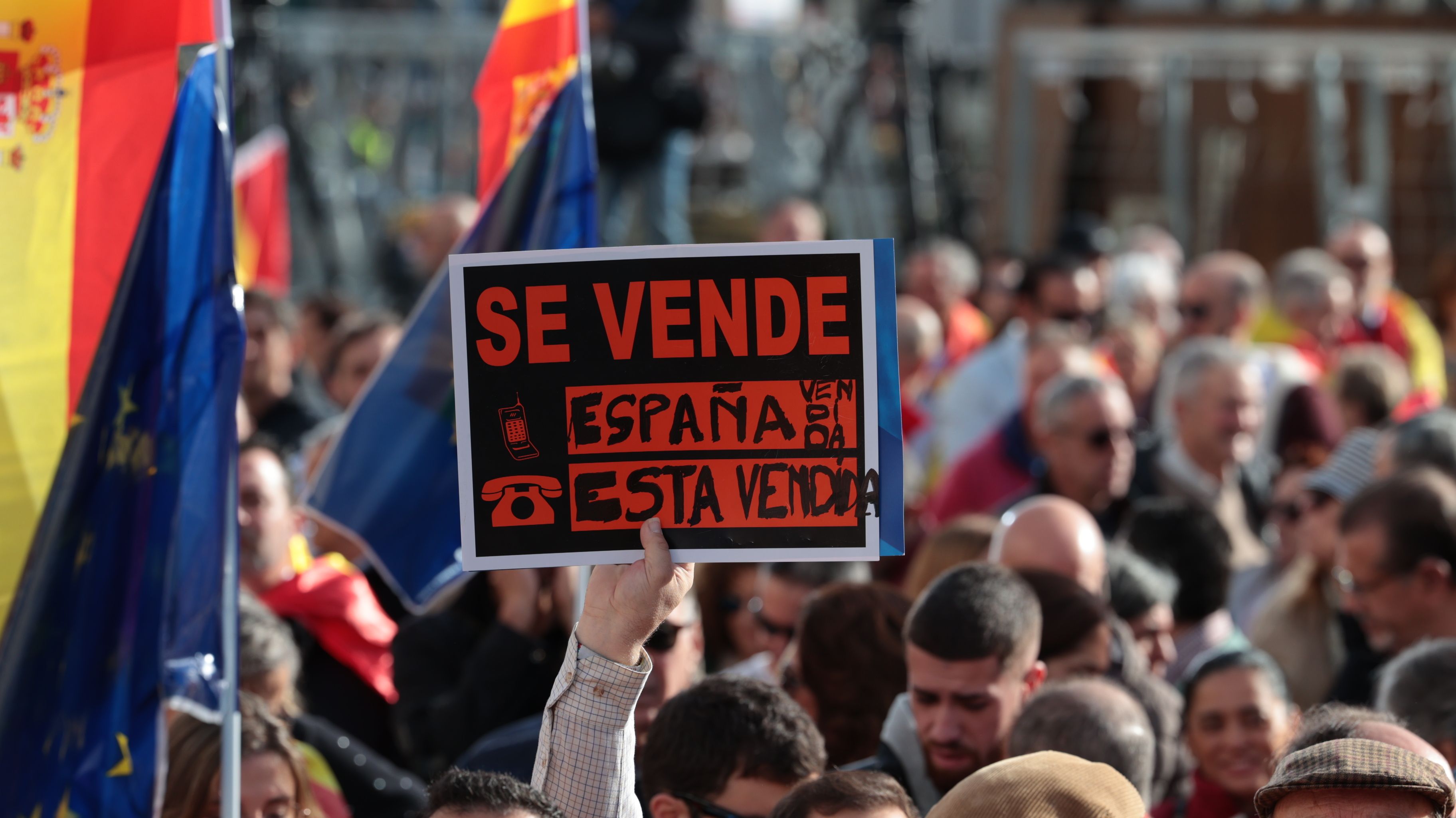 Numerosas personas se concentran en las capitales de provincia de España en contra de la amnistía