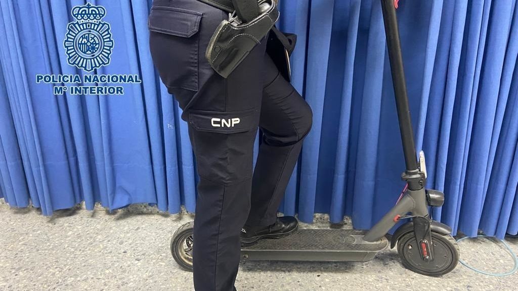 Policía subido en un patinete eléctrico