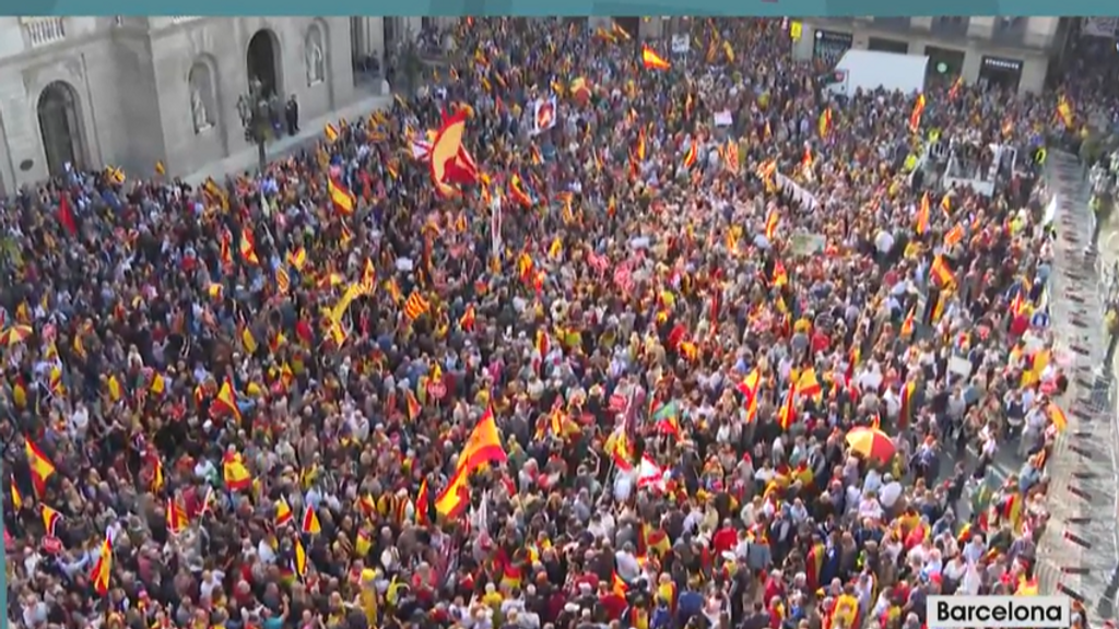 Protesta contra la amnistía en la Plaza Sant Jaume de Barcelona: la guardia urbana cifra en 6.500 los asistentes