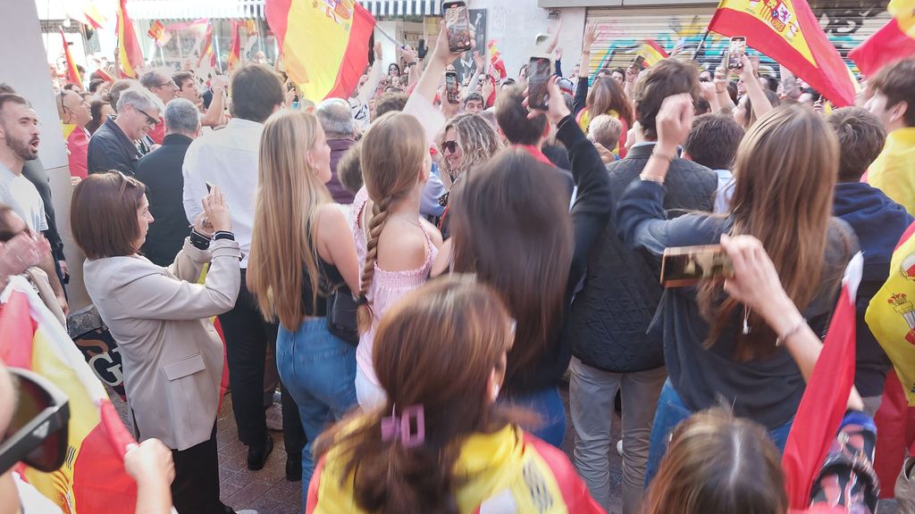 Un millar de ciudadanos han vuelto a concentrarse este domingo, ante la sede del PSOE en Palma, en contra de la amnistía acordada por los socialistas y Junts per Catalunya.  Un día más, convocados por Foro Baleares, un millar de ciudadanos se han concentrado sobre las 13.00 horas, frente a la sede del PSOE de Palma, donde han vuelto a proferir gritos contra el presidente del Gobierno en funciones, Pedro Sánchez, al que han acusado de "traidor" y contra el expresidente del Govern catalán Carles Puigdemont, para el que piden "prisión".  Además, los concentrados, que portaban banderas de España y de Mallorca, han acusado al Rey Felipe VI de "masón" y le han pedido que "defienda la nación".  La manifestación ante la sede socialista ha concluido con gritos de "¡Viva España!" y "¡España no se vende, se defiende!". También, con la música de 'Que Viva España'.  A esta nueva movilización se han sumado también miembros de Vox