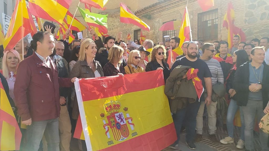 Varios centenares de personas se manifiestan ante la sede del PSOE en Toledo con presencia de cargos de Vox