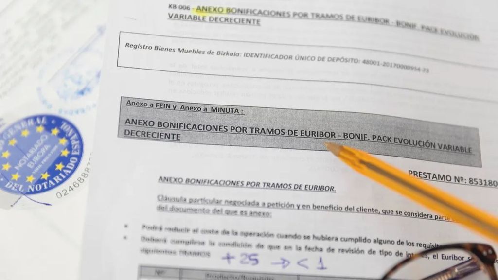 archivo documentacion para la firma de una hipoteca a 15 de marzo de 2023 en madrid espana b735383