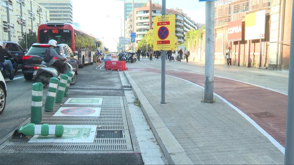 Desvío de un carril bici por una salida de emergencia en Barcelona