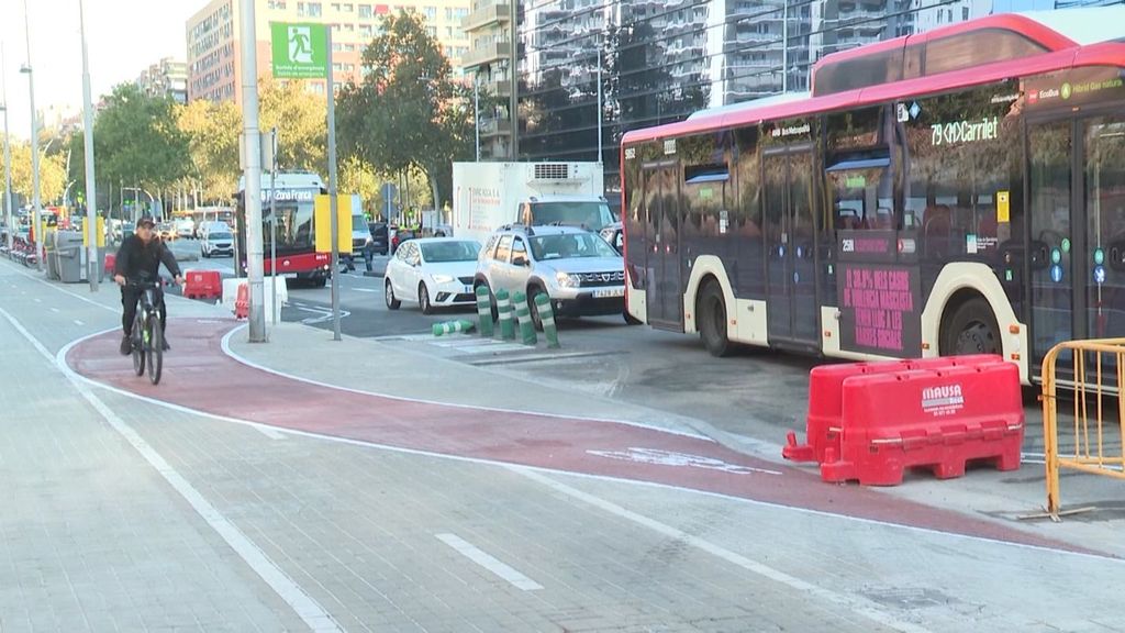 Desvío de un carril bici por una salida de emergencia en Barcelona