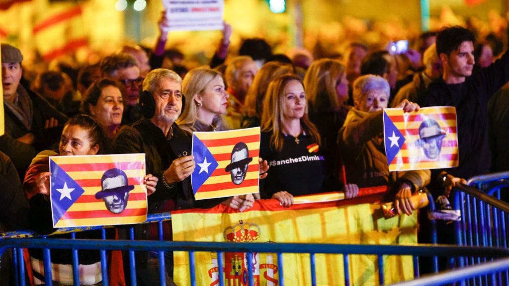 Esteladas con la cara de Pedro Sánchez en Ferraz