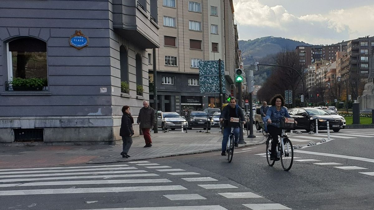 Varias personas circulan por un bidegorri en Bilbao