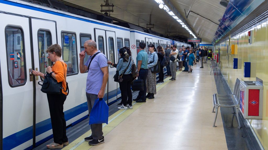 Detenidos cinco especialistas en robar móviles en estaciones y vagones de tren de Madrid