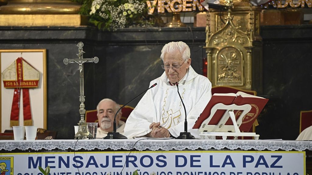 El sacerdote, oficiando el funeral en recuerdo de Carmen Sevilla el pasado julio