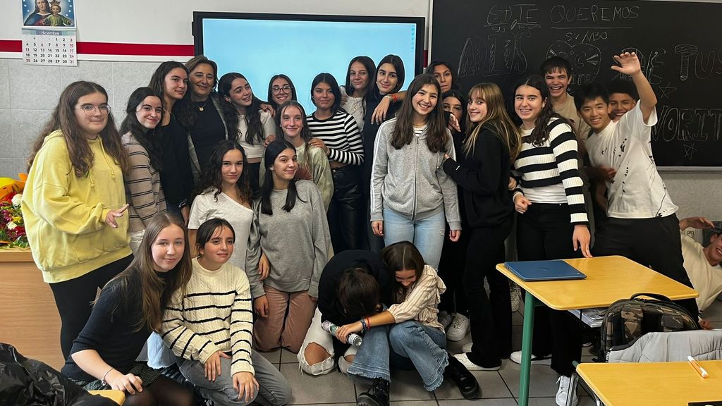 La homenajeada, la cuarta por la izquierda, rodeada de sus alumnos y alumnas de la ESO