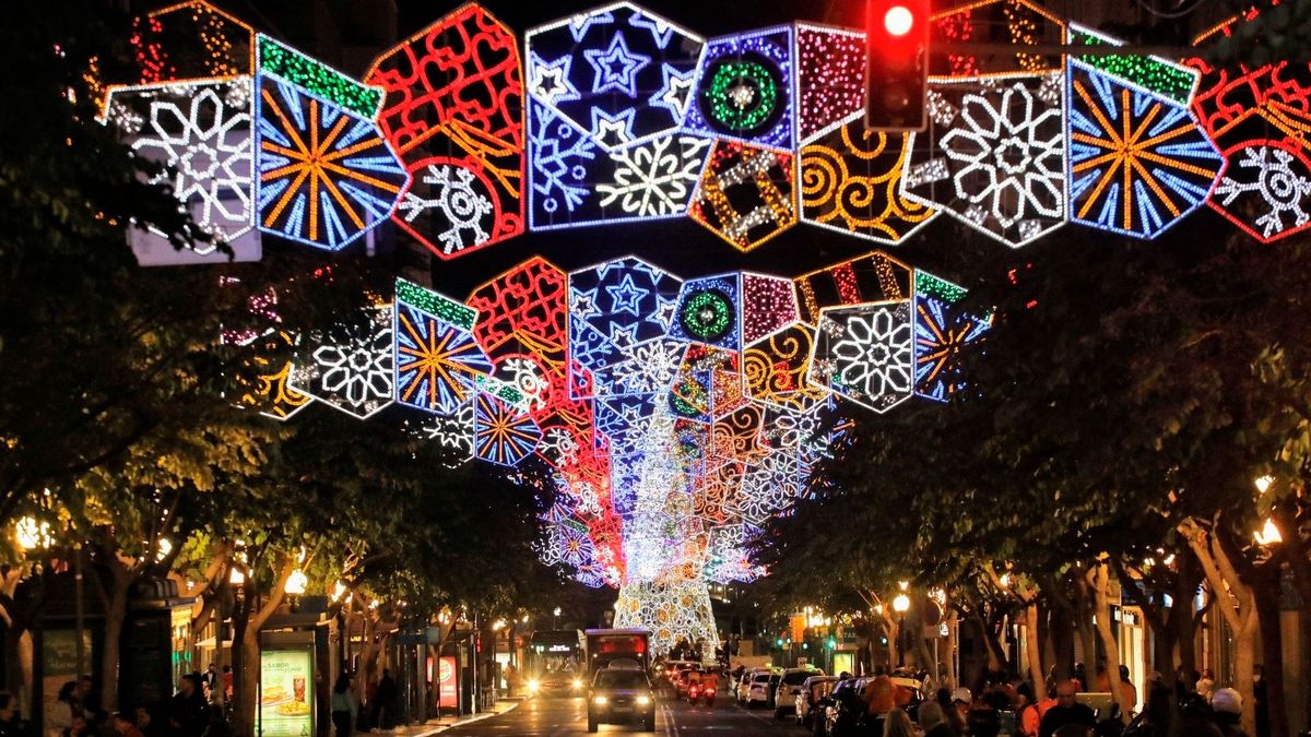 Las calles de Alicante iluminadas con adornos navideños