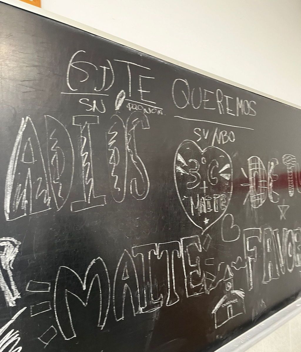 Mensajes para Maite en el encerado de una de las aulas del colegio de Ourense