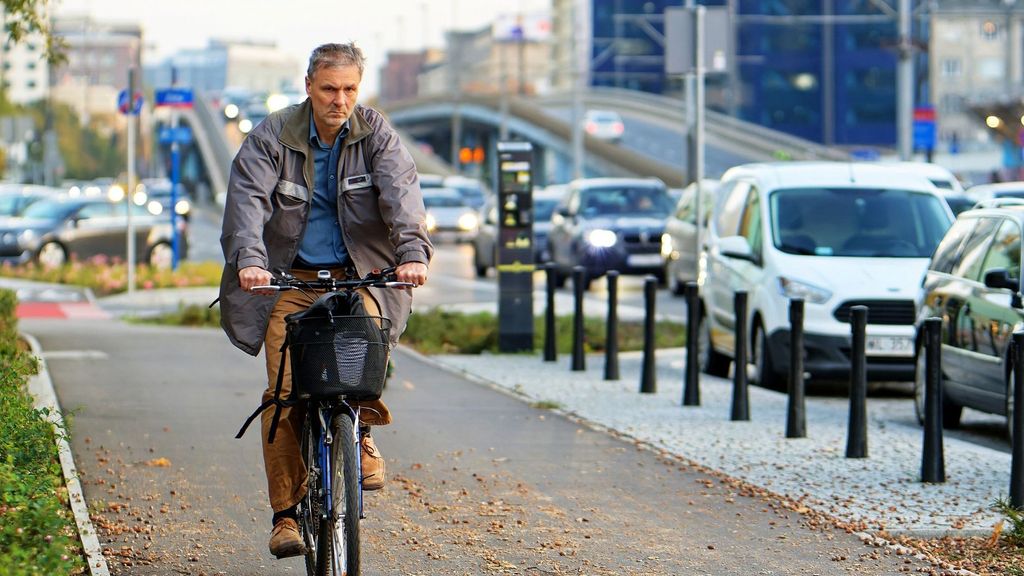 Un hombre montando en bici en la ciudad