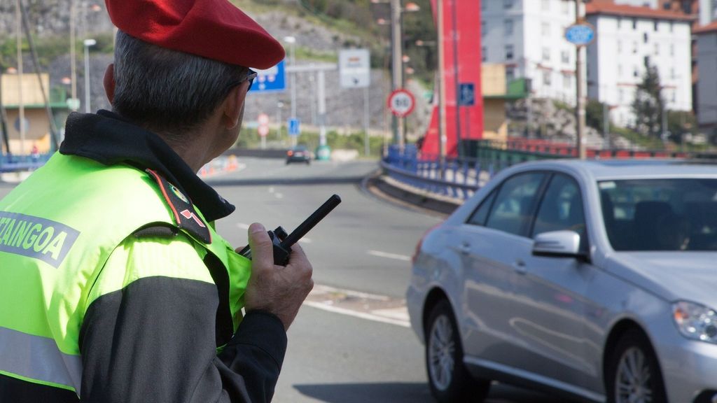 Un policía local regula el tráfico en Bilbao