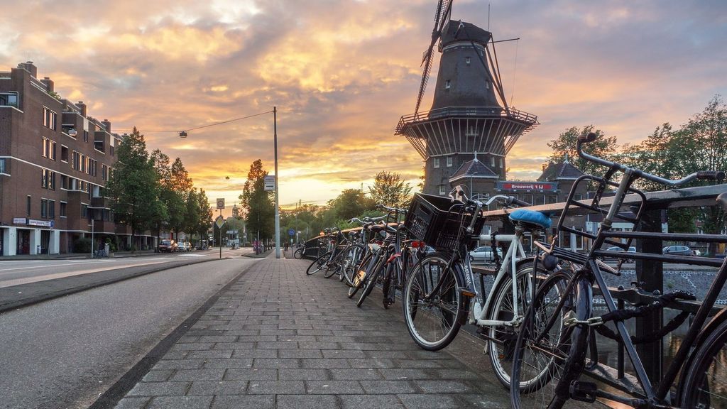 Unas bicicletas junto a un canal en Holanda