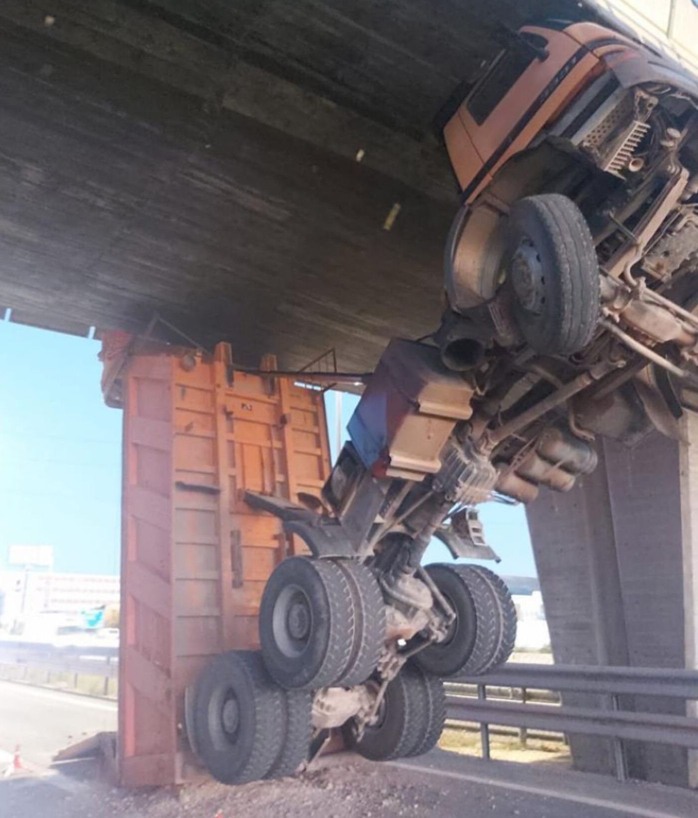 Camión atrapado en el puente