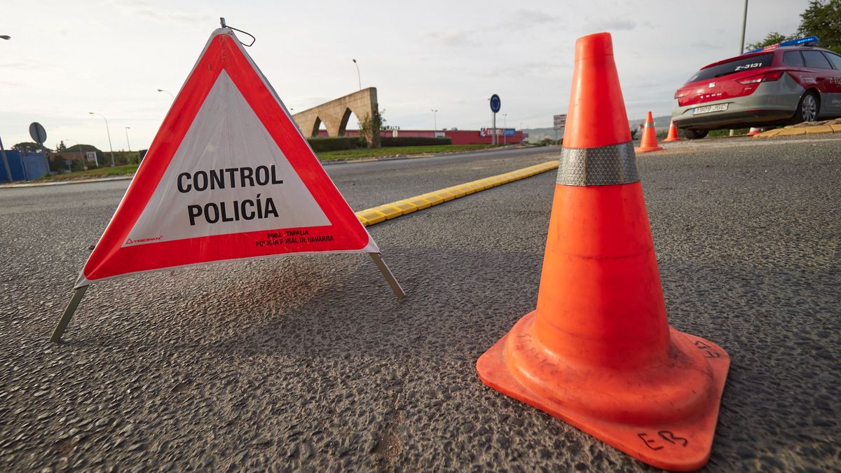 Conos y triángulos en un control policial de tráfico