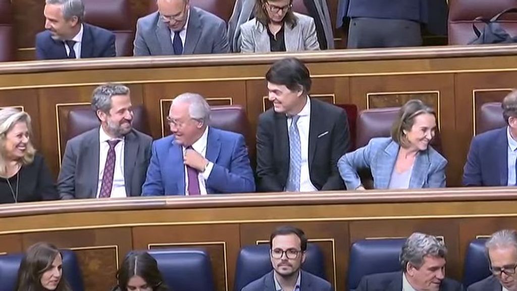 El diputado Carlos Rojas reacciona entre risas a su nuevo asiento en el Congreso