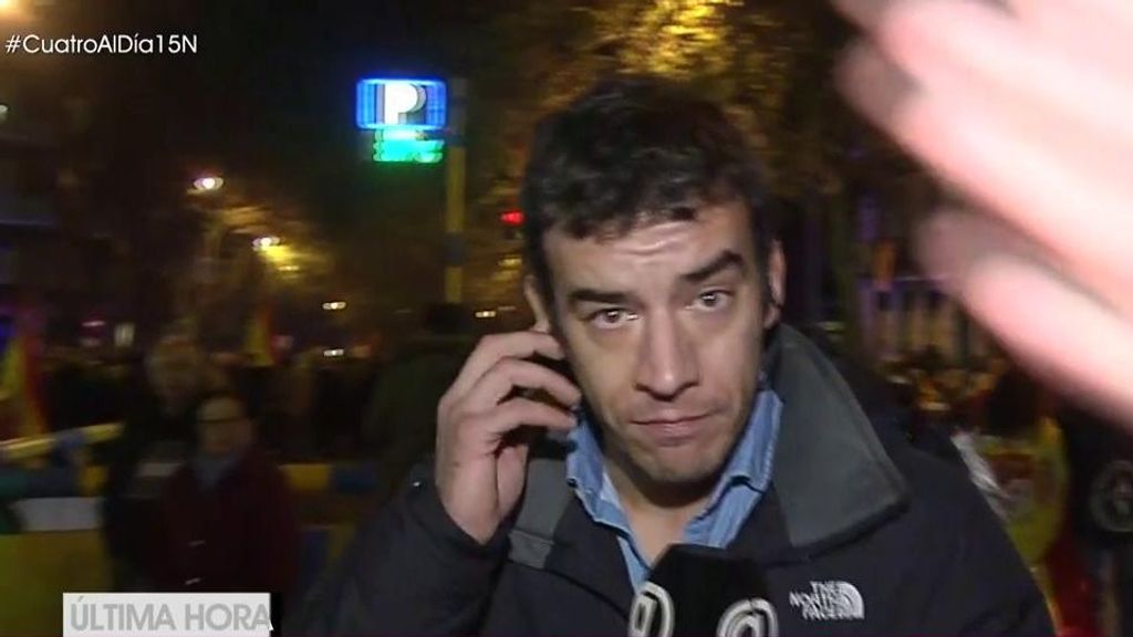 Expulsan a un reportero de 'CAD' de las manifestaciones contra Sánchez mientras gritan: "¡Manipuladores!"