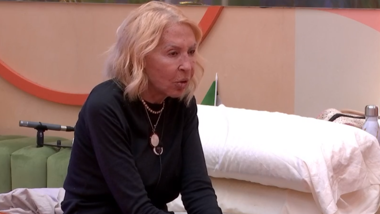 Laura le habla a la audiencia
