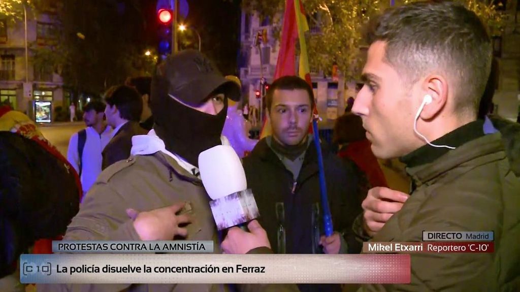 'Código 10' habla con un manifestante encapuchado en la sede de Ferraz