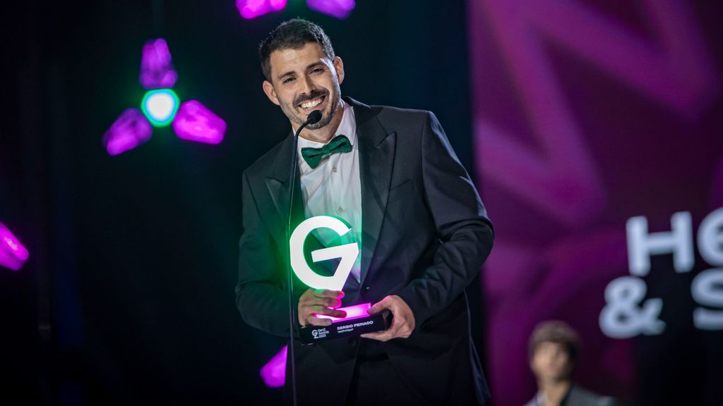 Sergio Peinado gana la categoría 'Health & Sport by INLAC Quesos de España' en los ‘GenZ Awards 2023’ y se marca unas sentadillas para celebrarlo