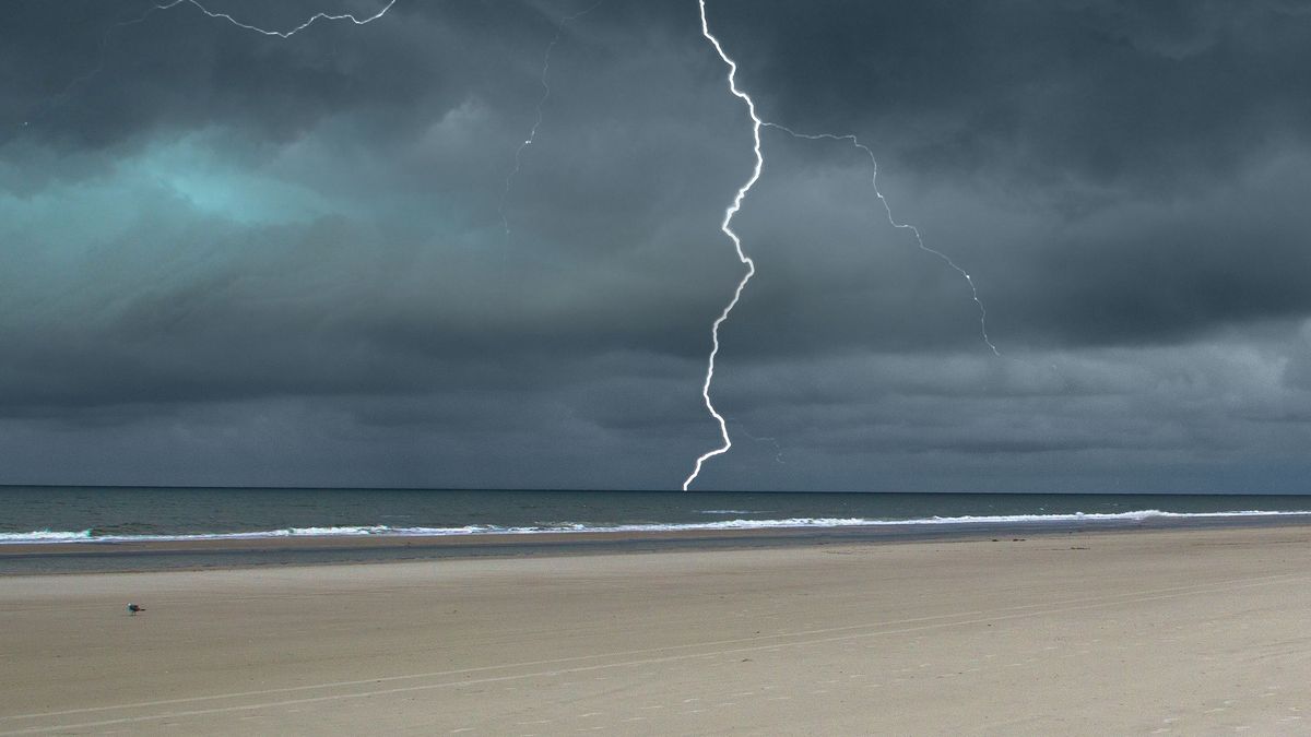 Muere una mujer de forma fulminante al ser alcanzada por un rayo en una playa de Colombia