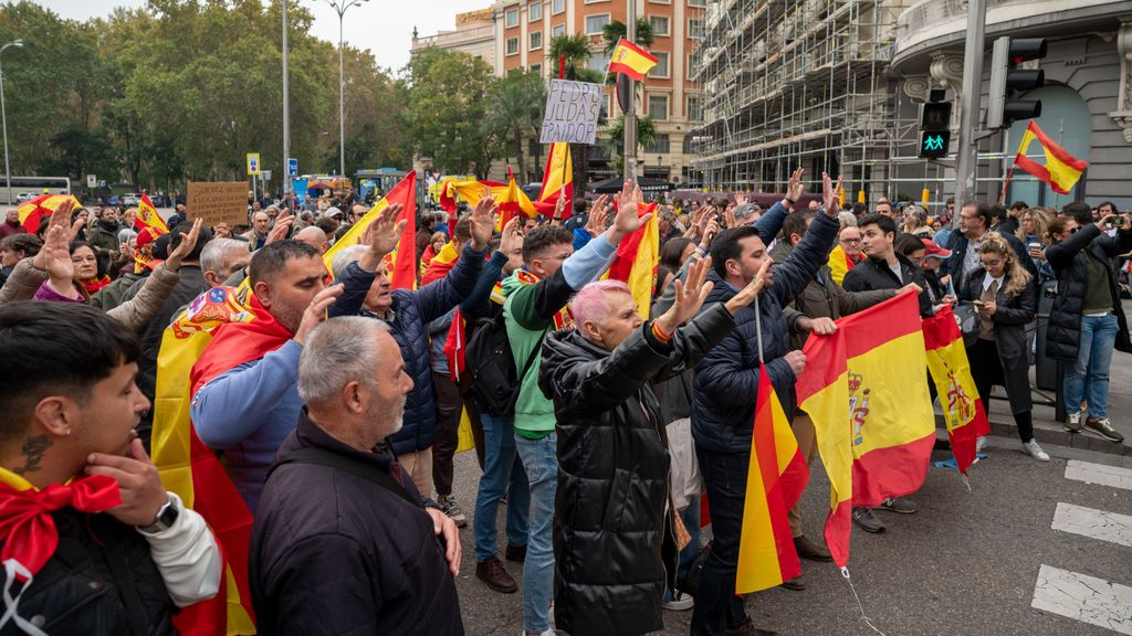 Protestas en las inmediaciones del Congreso en el primer día del debate de investidura del líder del PSOE, Pedro Sánchez