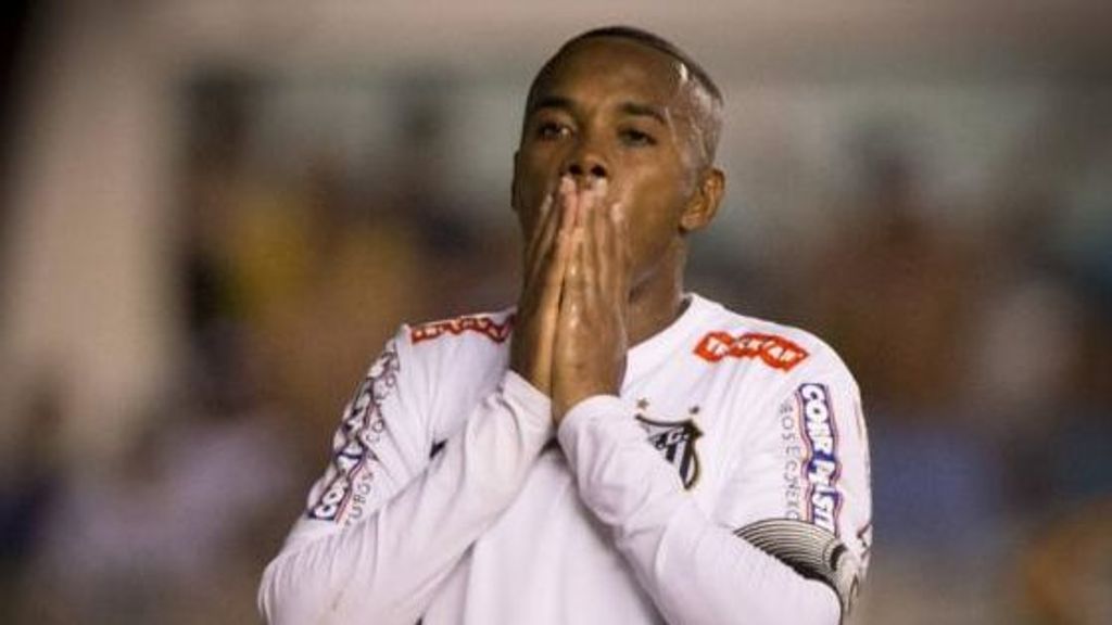 robinho en un partido con el santos cordon press 001