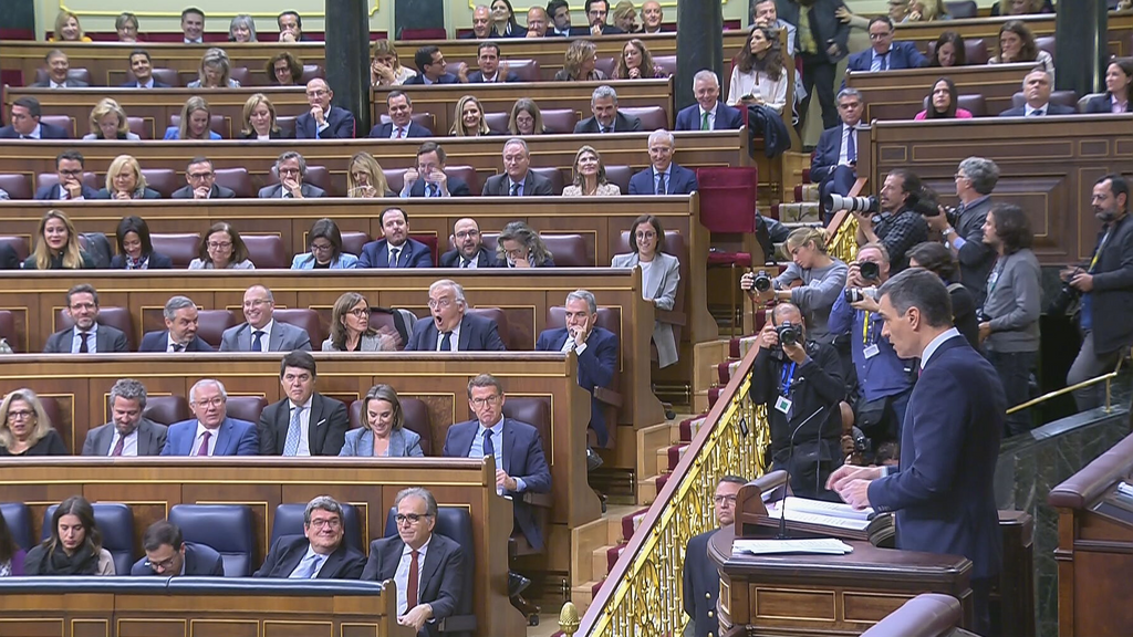 Los primeros abucheos en el Congreso a Pedro Sánchez, rostros como González Pons se muestran indignados