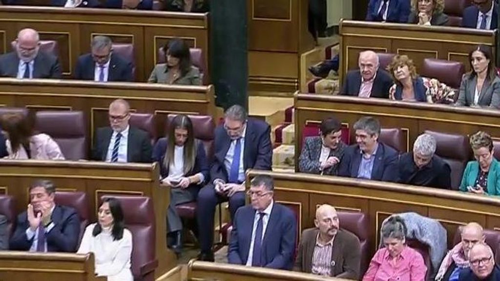 Uno de los diputados se ha tenido que sentar en la escalinata