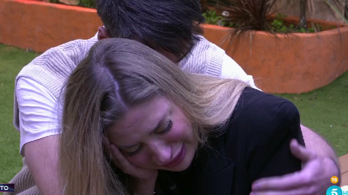 ¿Abrazo de despedida?