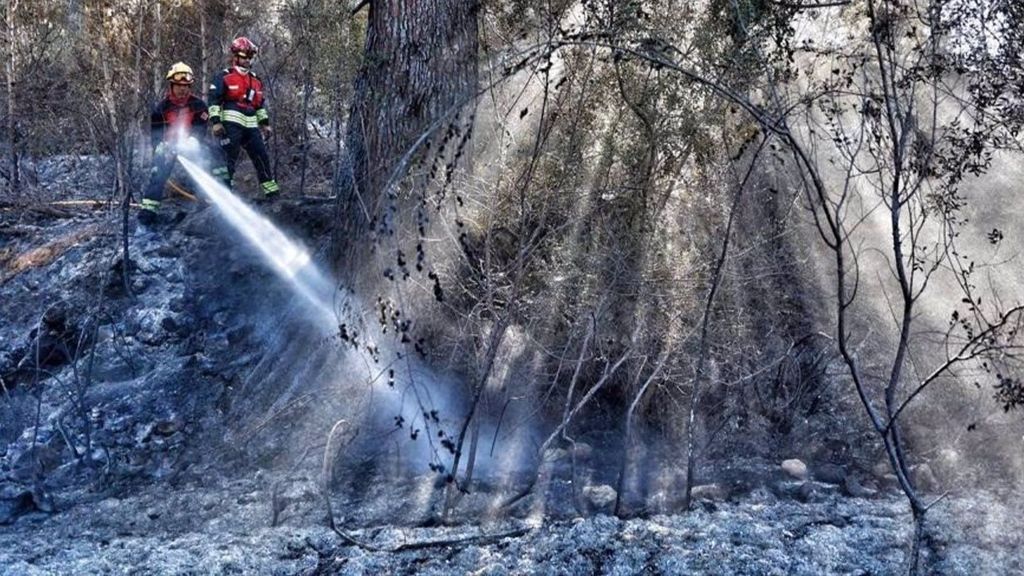 Bomberos trabajando en la extinción del incendio