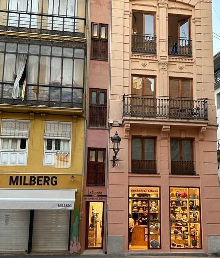 El edificio "La Estrecha" está ubicado junto a dos fincas colindantes