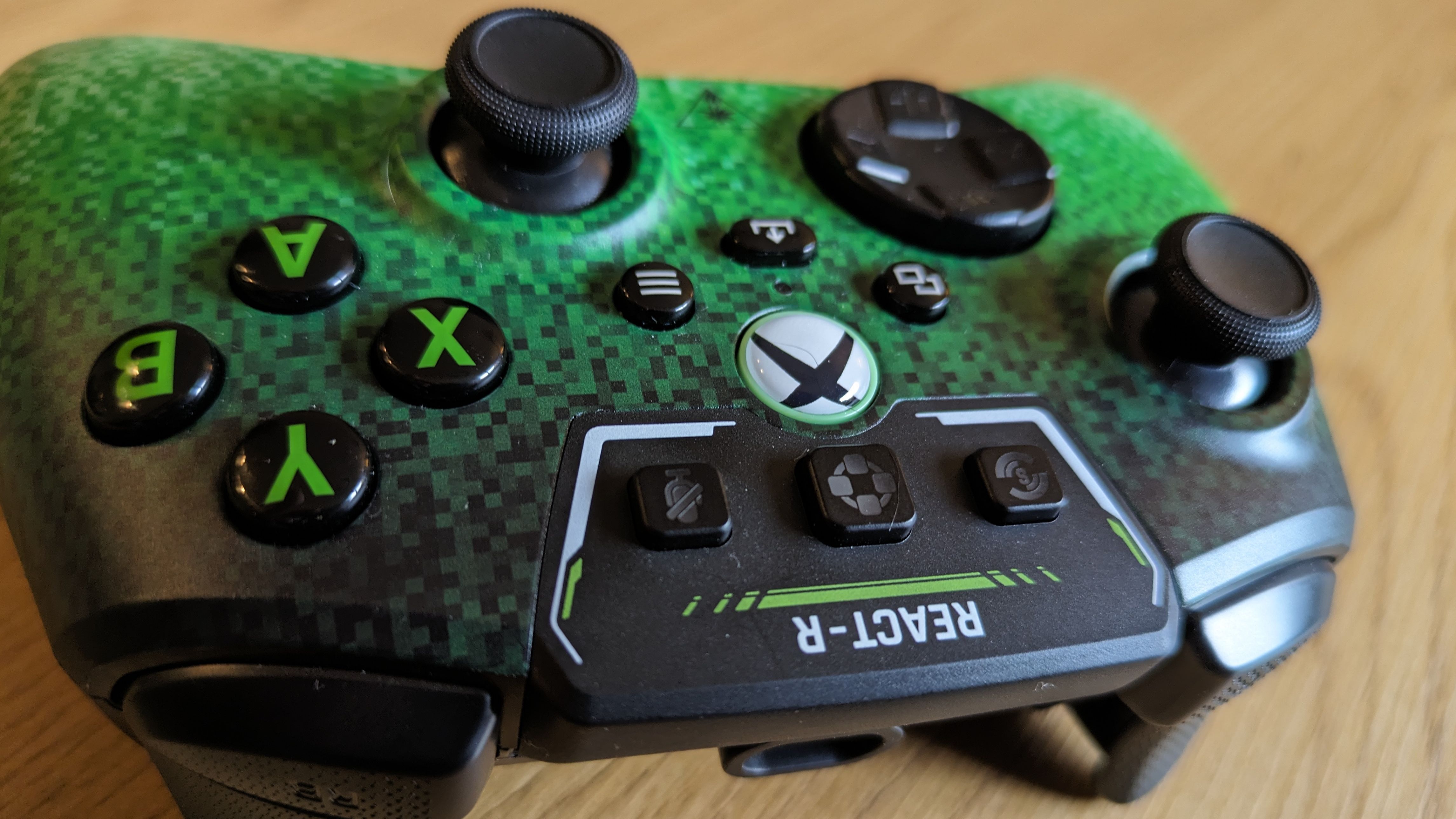 El mando React-R color verde pixel