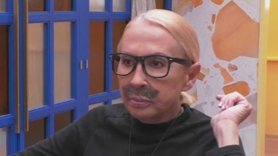 Laura Bozzo con bigote