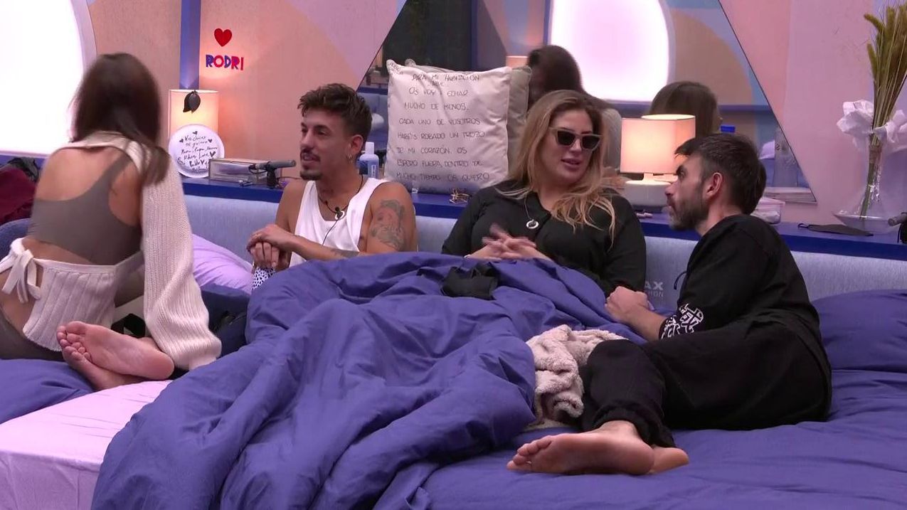 Luitingo y Jessica, cogidos de la mano en la cama, comparten un momento especial