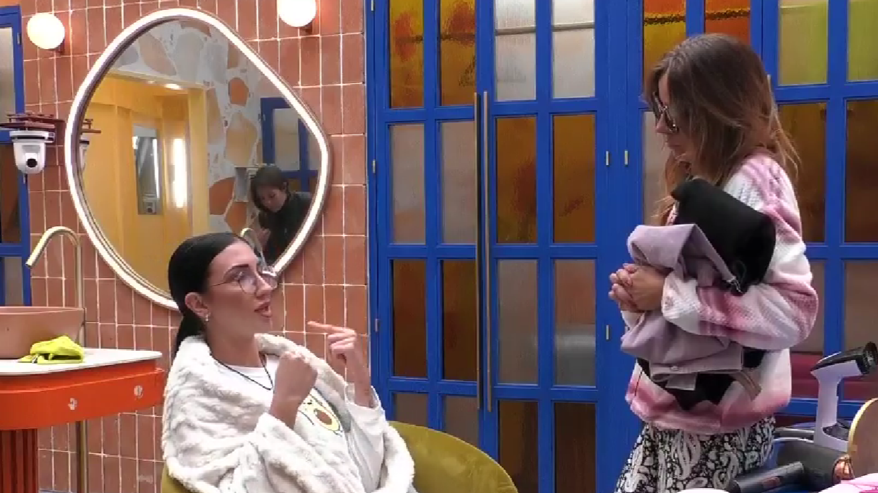 Naomi aguanta el pulso con Laura