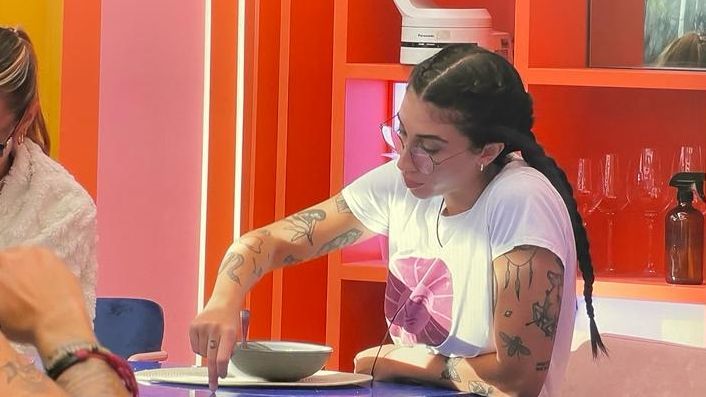 Naomi se sienta a comer