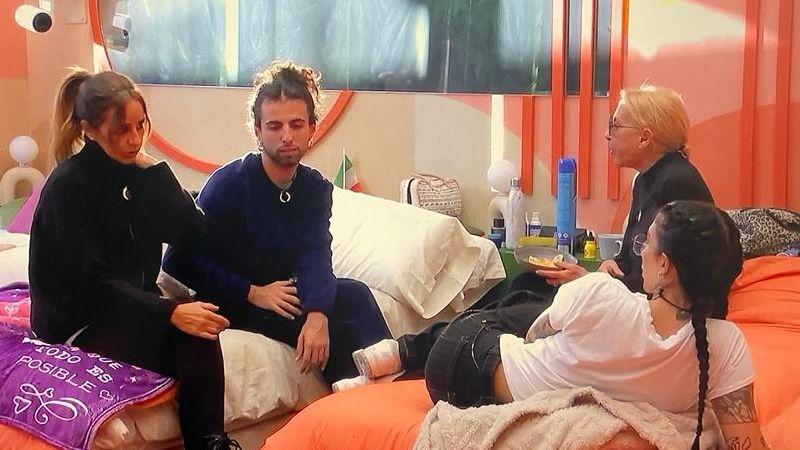 Reunión en la habitación naranja