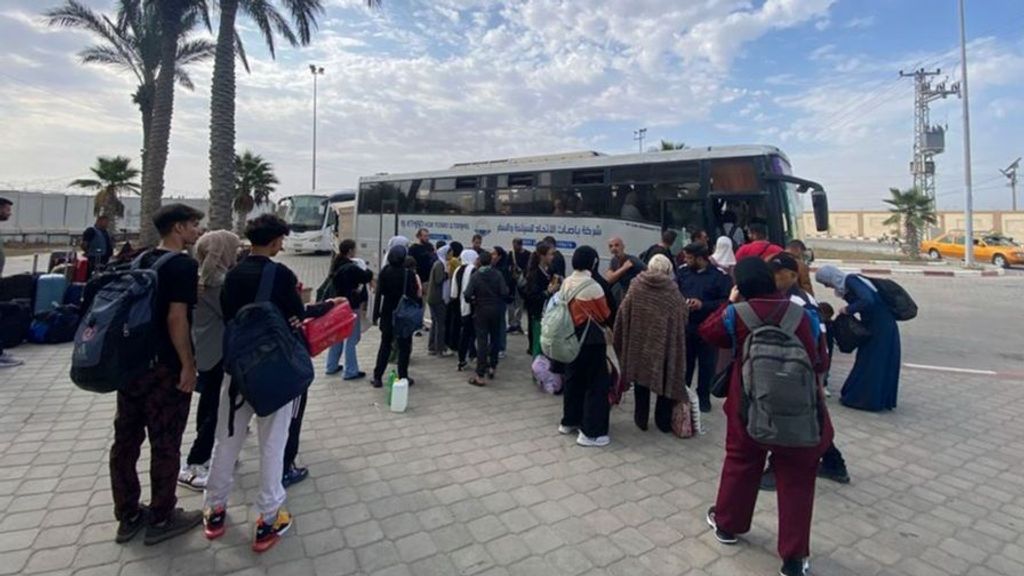 Un grupo de 139 españoles evacuados de Gaza, entre ellos 67 menores, llegan a Madrid procedentes de Egipto