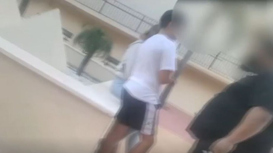 Un vecino de Estepona noquea a un niño de solo 12 años por jugar al fútbol