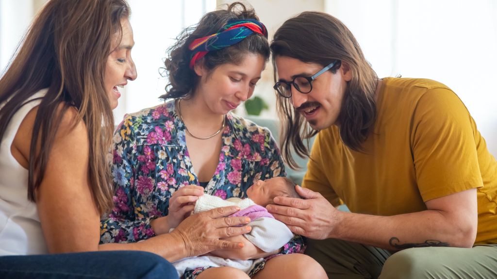 Visitar a un recién nacido. FUENTE: Pexels