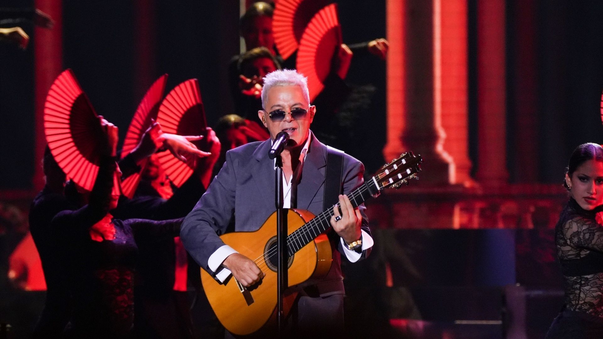 Alejandro Sanz, durante su actuación en los Grammy Latinos 2023