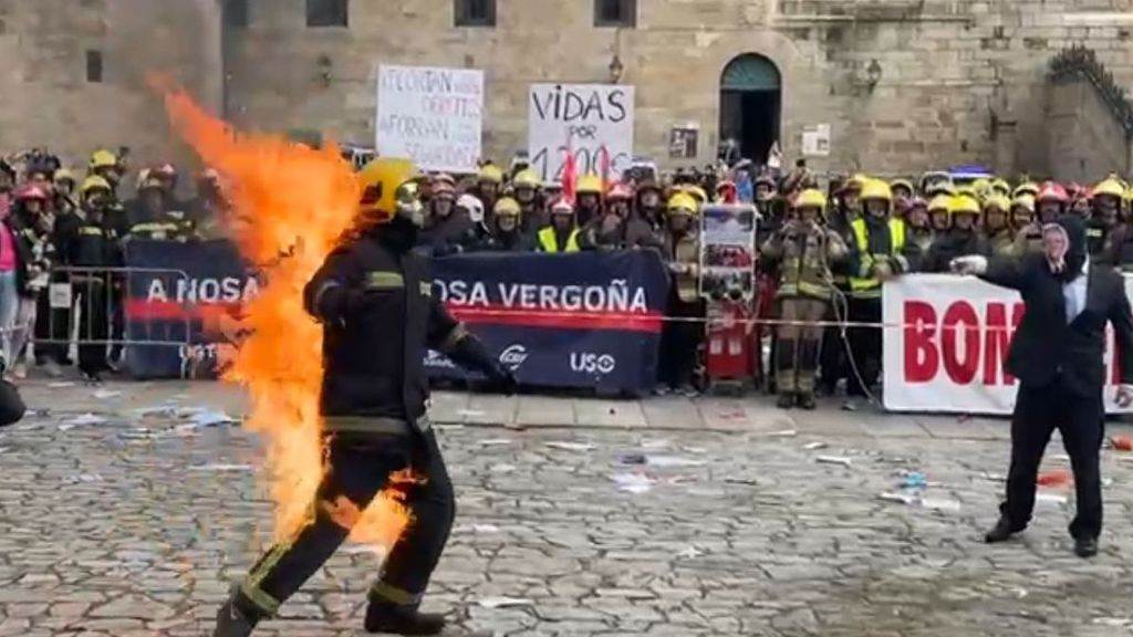 Así ha sido la peculiar performance que han hecho los bomberos comarcales de Galicia para conseguir mejoras laborales