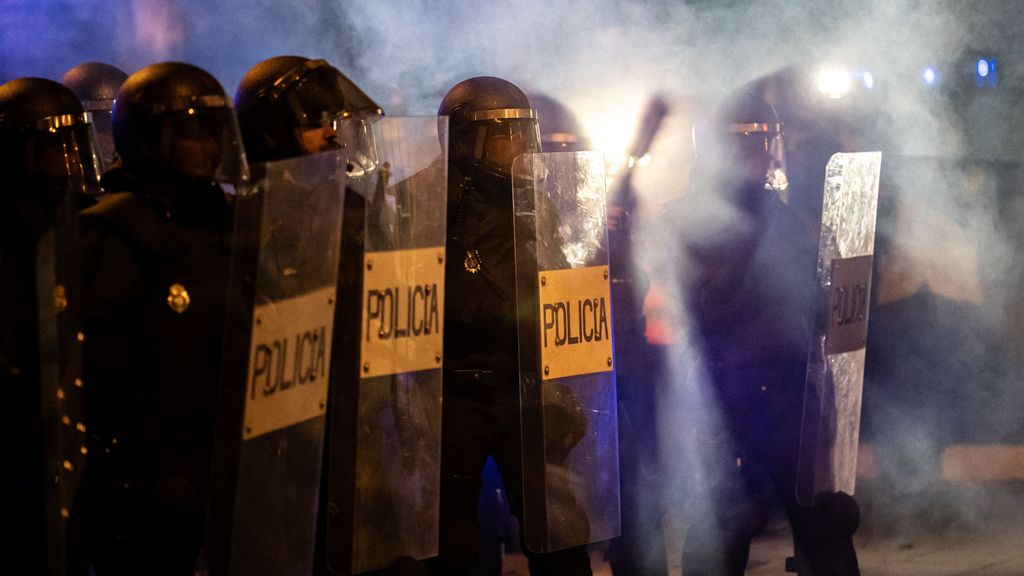Cargas policiales y nuevas detenciones en una nueva noche de protesta ante la sede nacional del PSOE en Madrid